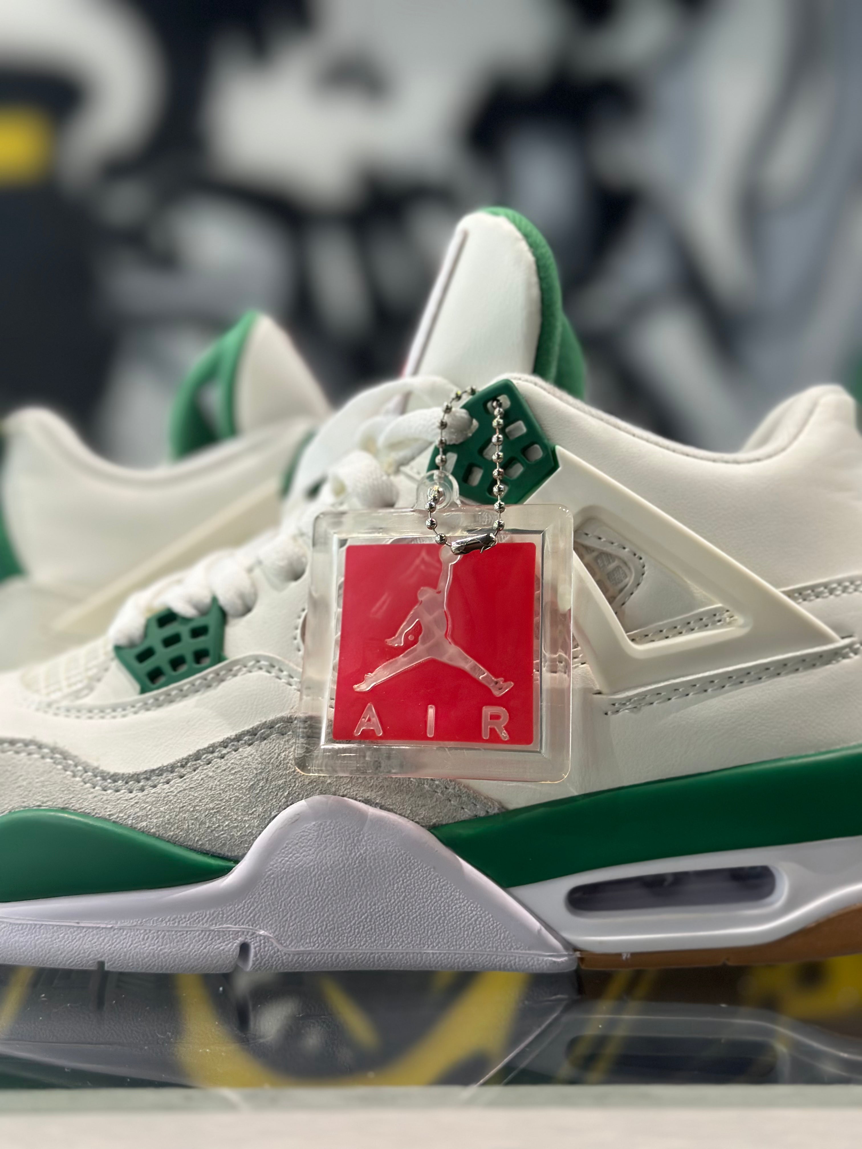 Jordan Retro 4 SB pine green